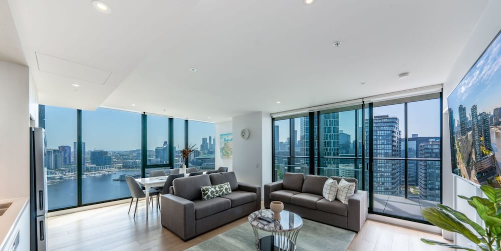 Sky High 3 Bedroom 2 Bathroom Apartment with Stadium & Harbour Views - Photo 6