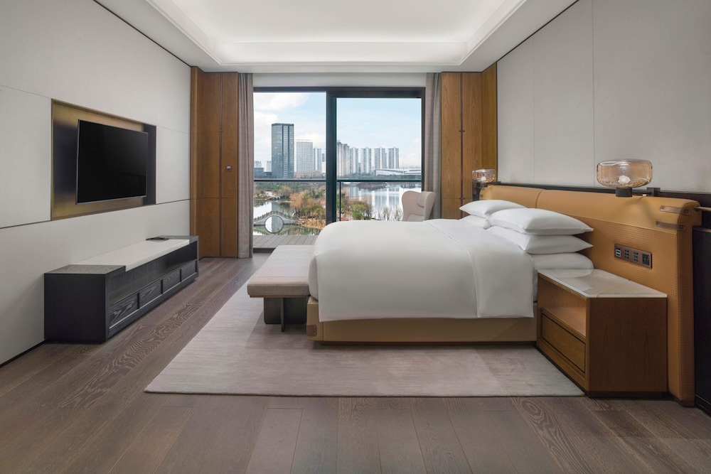 Executive Suite, 1 King Bed, Lake View photo 1