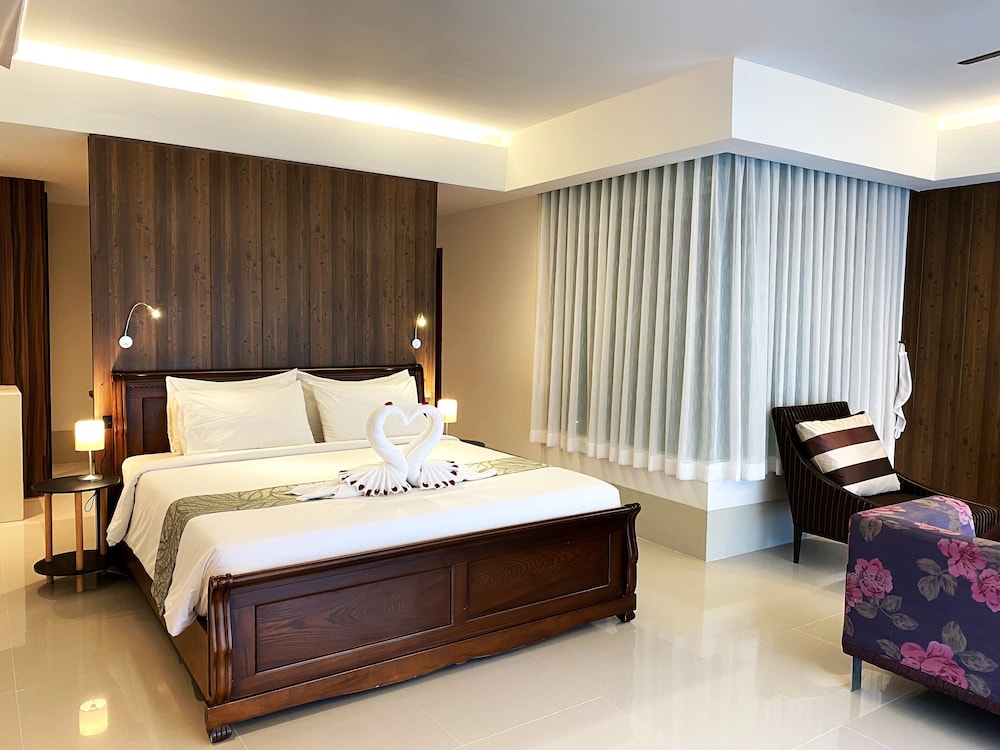 Executive Deluxe Room With Pool View - Photo 3