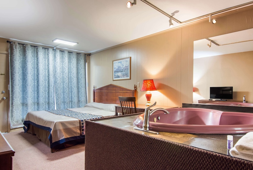 Suite, 1 King Bed, Jetted Tub photo 2