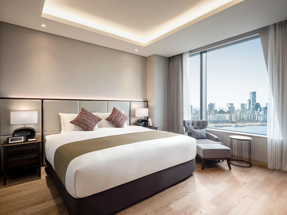 Premier Residence Suite, 3 Bedrooms, 2 King Beds and 2 Single Beds photo 3