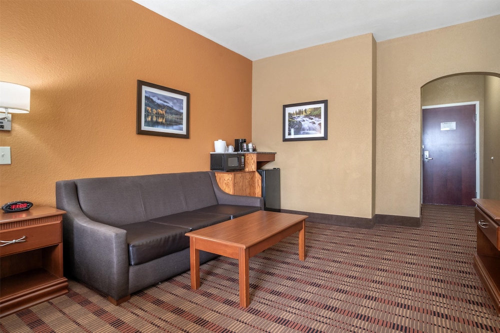 Suite, 1 King Bed, Accessible, Refrigerator & Microwave photo 3