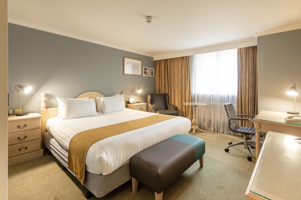 Suite, 1 King Bed, Corner - Photo 1