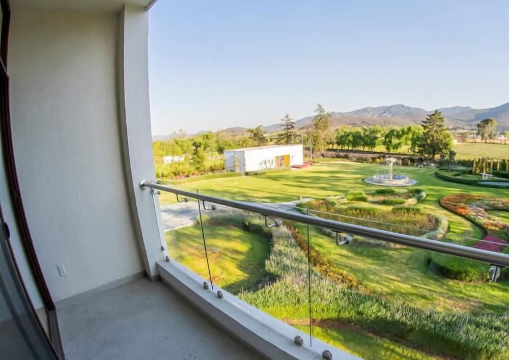 Comfort Room, Balcony, Garden View photo 3