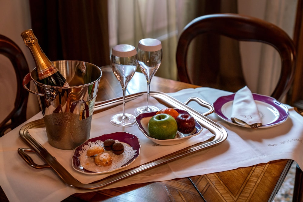 Junior Suite, Canal View thumbnail 5