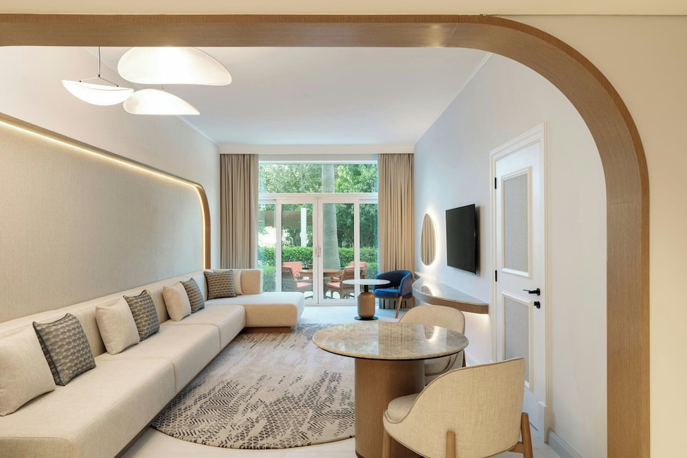 Family Duplex Suite, Club lounge access, 2 Bedroom Signature Suite, Garden view, Nonsmoking thumbnail 6