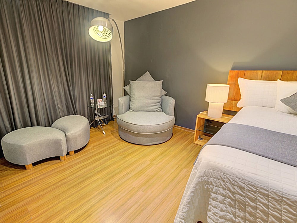 Deluxe Room, 1 King Bed photo 2