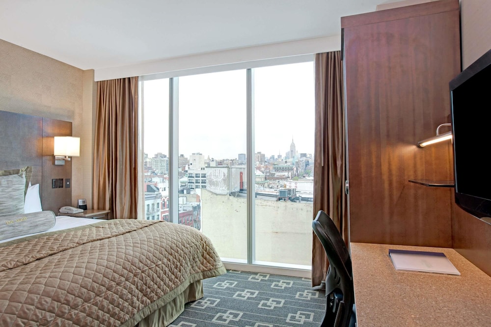 Executive Room, 1 Queen Bed, Non Smoking (16th Floor) thumbnail 5