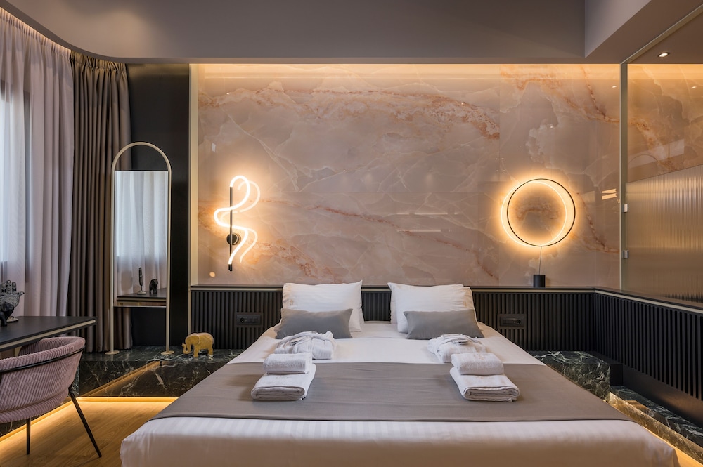 Luxury Studio Suite, 1 Queen Bed, Jetted Tub