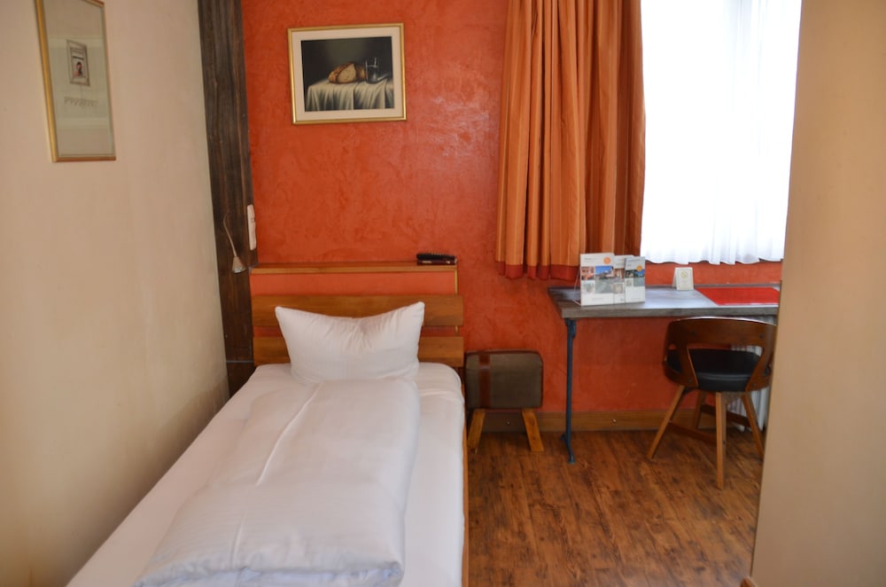 Basic Single Room, 1 Twin Bed, Non Smoking, Private Bathroom photo 2