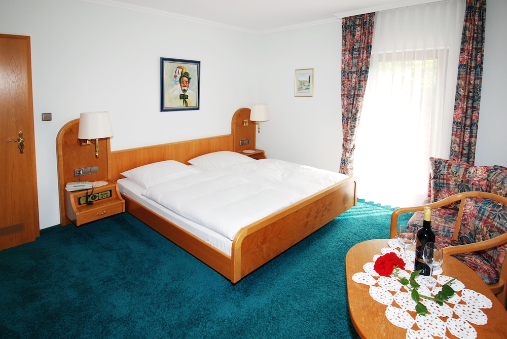 Basic Double Room, 1 Queen Bed, Non Smoking photo 1