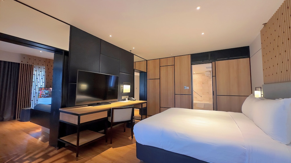 Premier Suite, 1 King Bed, Sea View - Photo 3