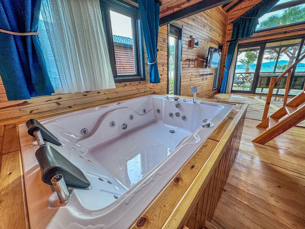 Jakuzili Üç Kisilik Bungalov photo 2