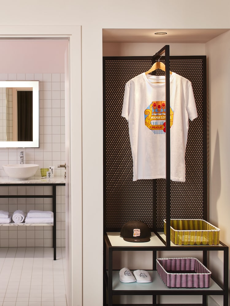 Room, 1 King Bed (Medium Mama)