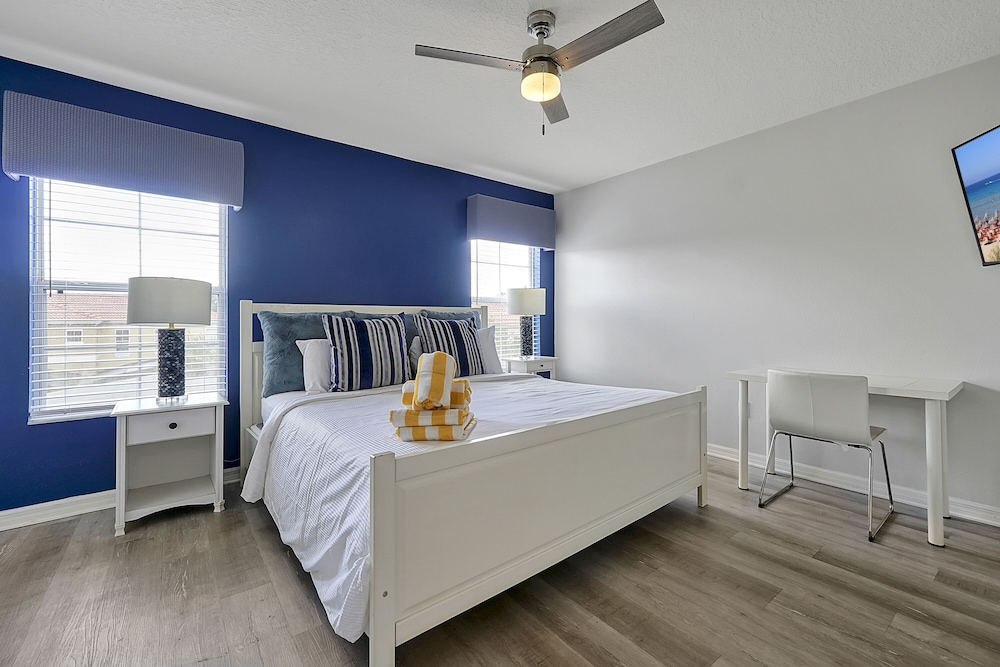 Exclusive Townhome, 4 Bedrooms, Private Pool - Photo 2