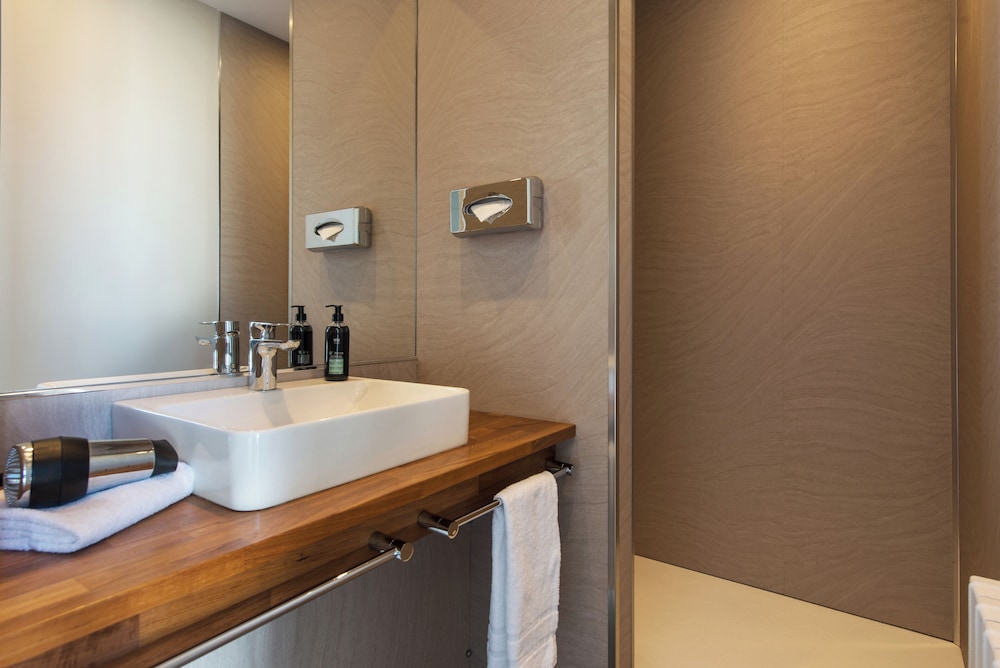 Superior Room, 1 King Bed, Non Smoking, Sea View (Twin bed on request;with Extra Bed) - Photo 6
