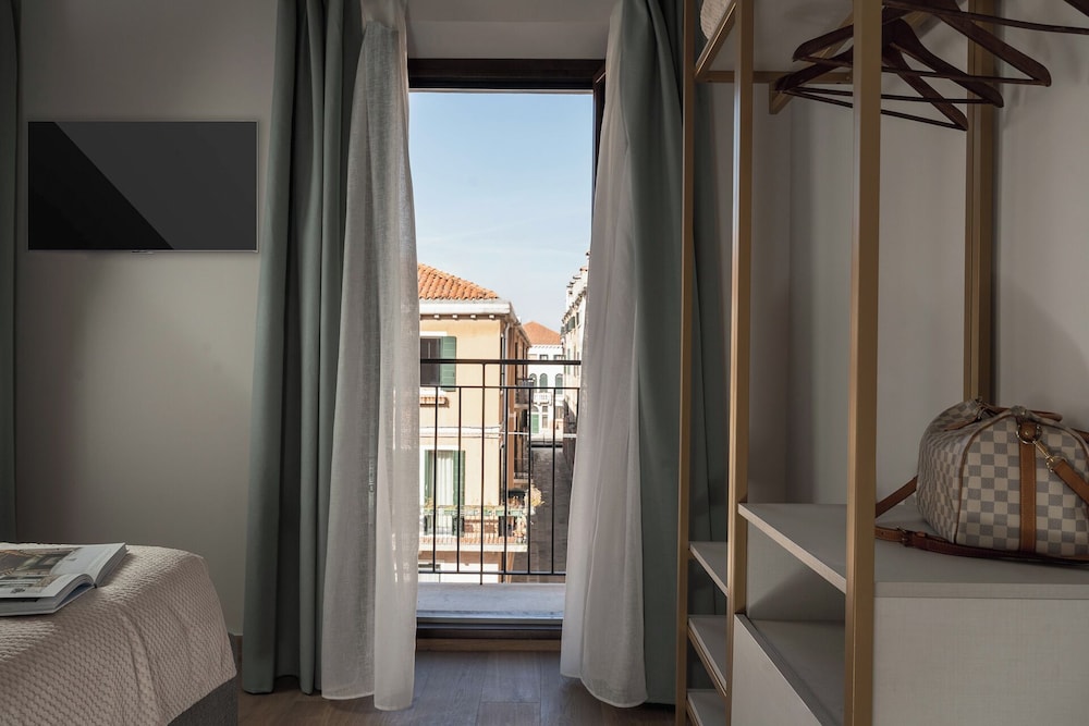 Superior Apartment, Canal View (D28)