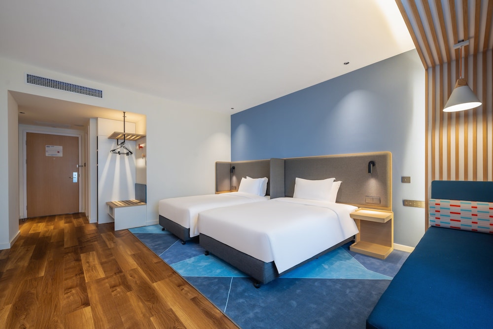 Standard Room, Multiple Beds (Extra Floor Space) photo 2