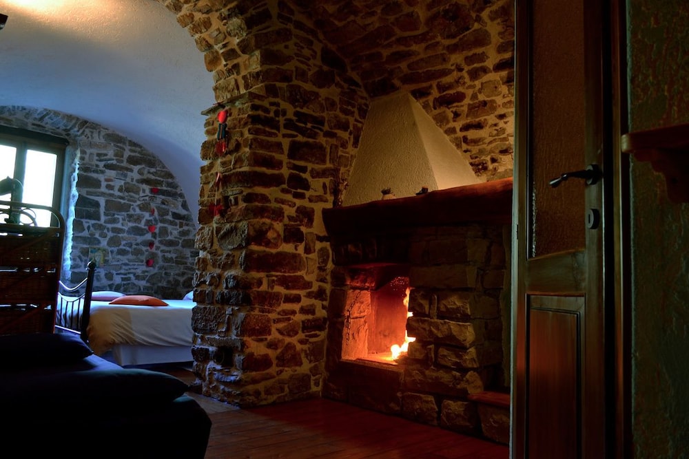 Basic Triple Room, 1 Bedroom, Private Bathroom, Mountainside photo 3