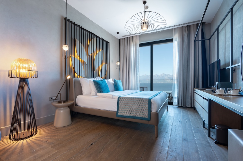 Junior Studio Suite, Sea View thumbnail 5