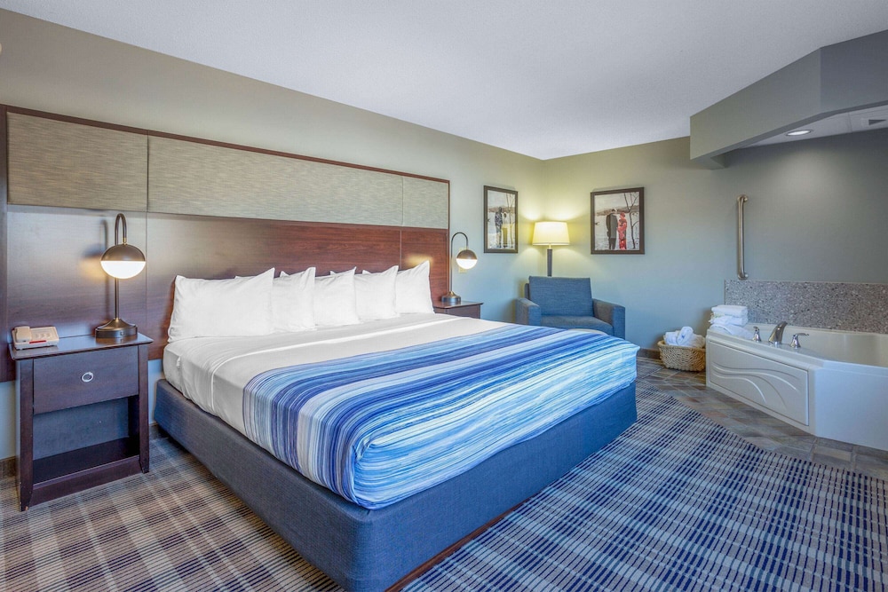 Suite, 1 King Bed, Non Smoking (One-Bedroom Suite) - Photo 3