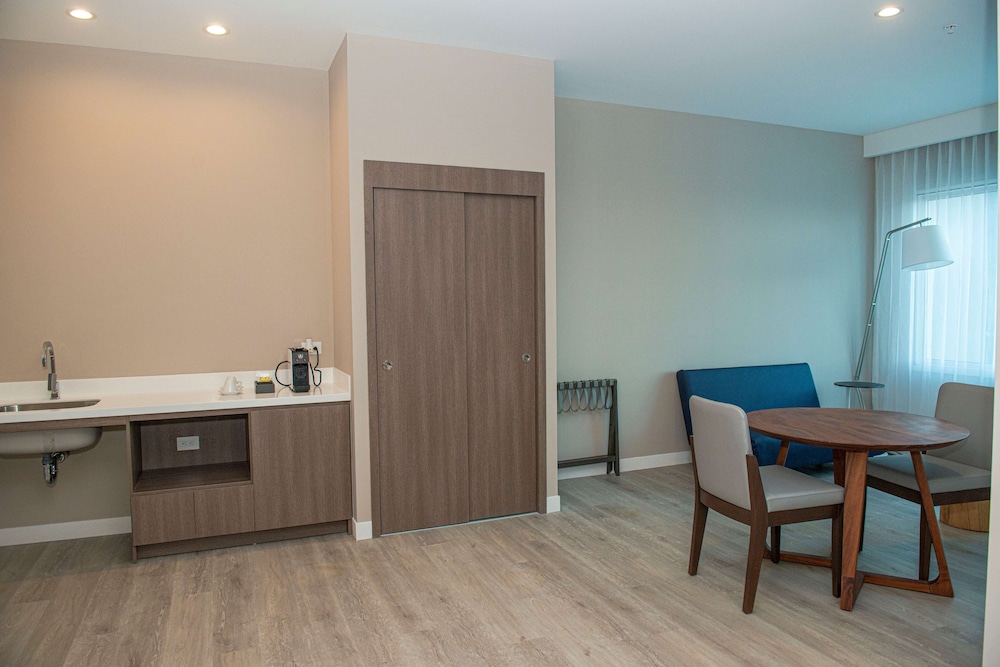 Suite, 1 Bedroom, Accessible (Roll-In Shower) - Photo 7