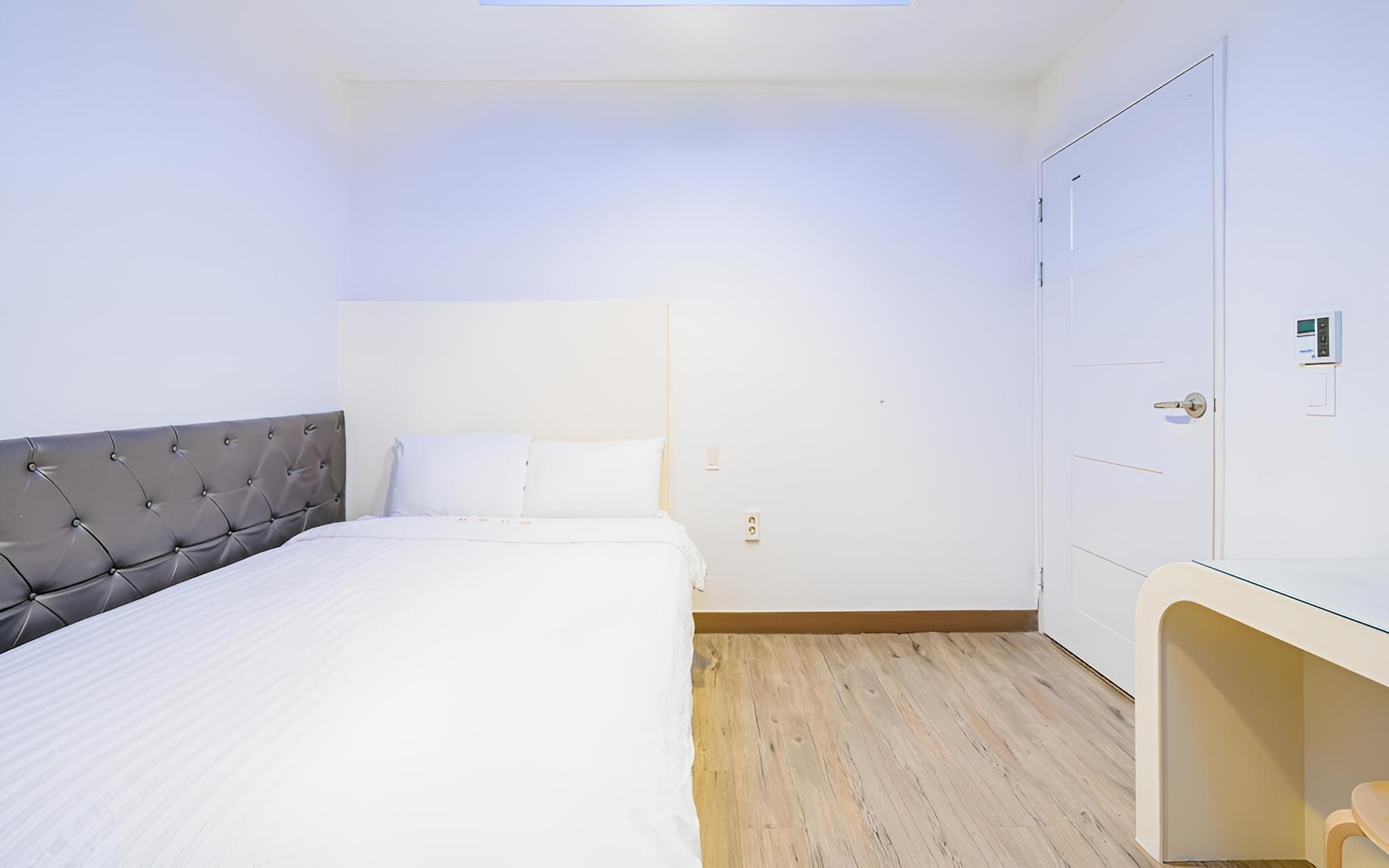 Room (Standard Room) - Photo 13