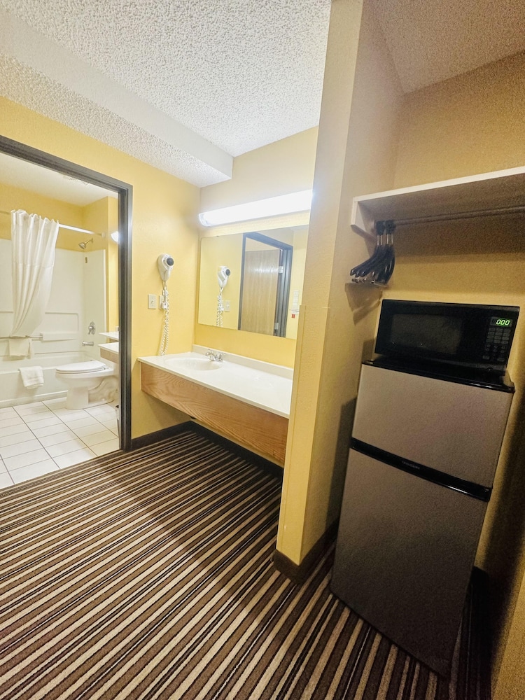 Suite, 1 King Bed - Photo 2