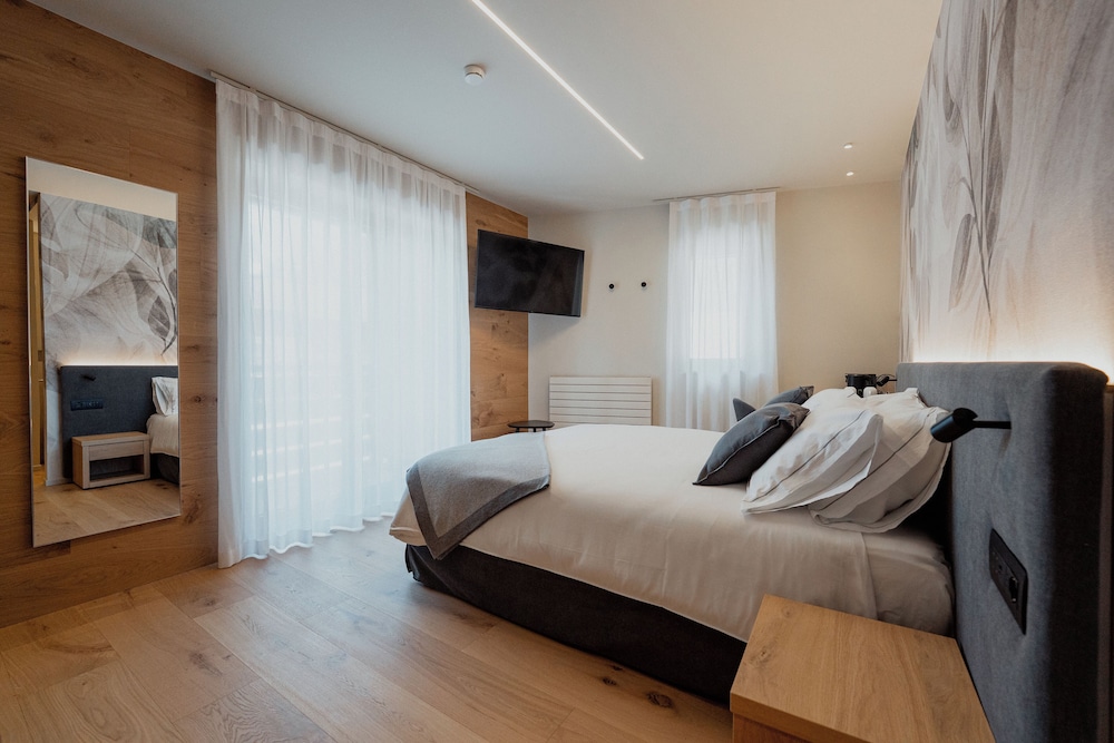 Deluxe Double or Twin Room, Balcony photo 1