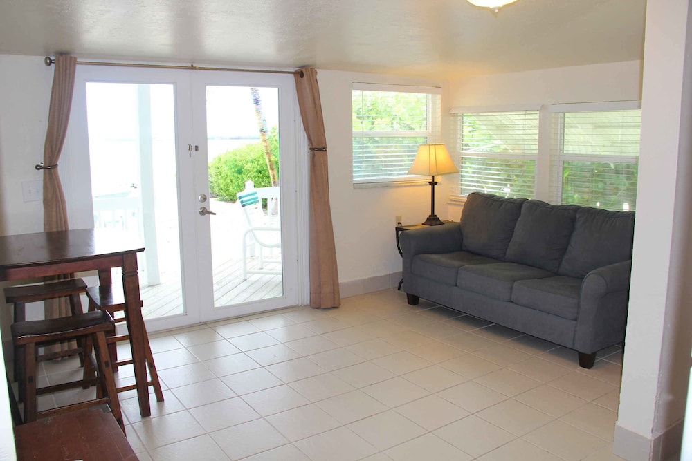 Suite, 1 Bedroom, Kitchen, Sea Facing photo 2