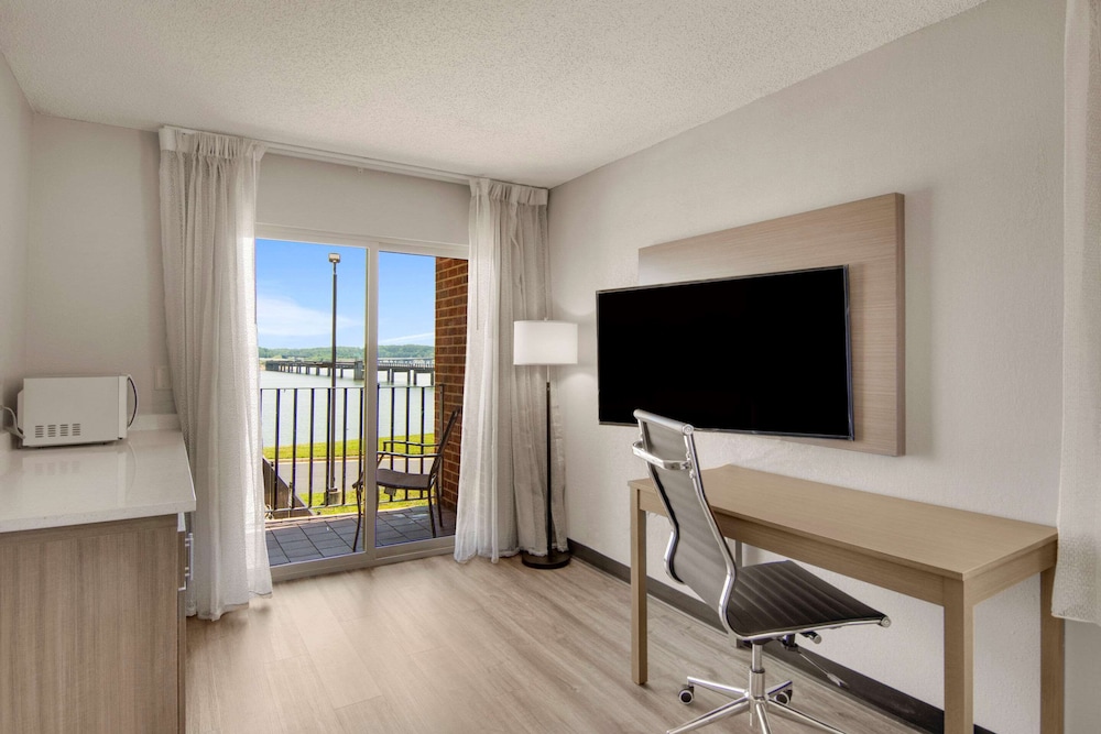 Suite, 1 King Bed with Sofa bed, Balcony, Lake View (Non Smoking) photo 1
