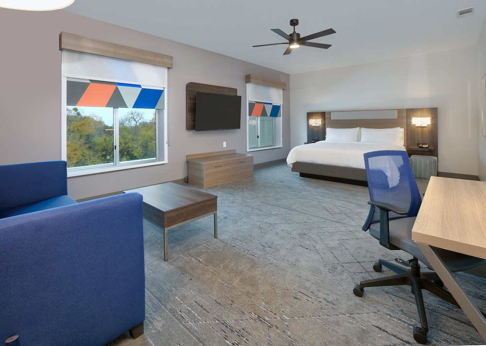 Suite, 1 King Bed, Accessible Bathtub (Communications) photo 3