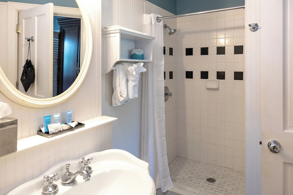 Suite (Mary Marshall) photo 2