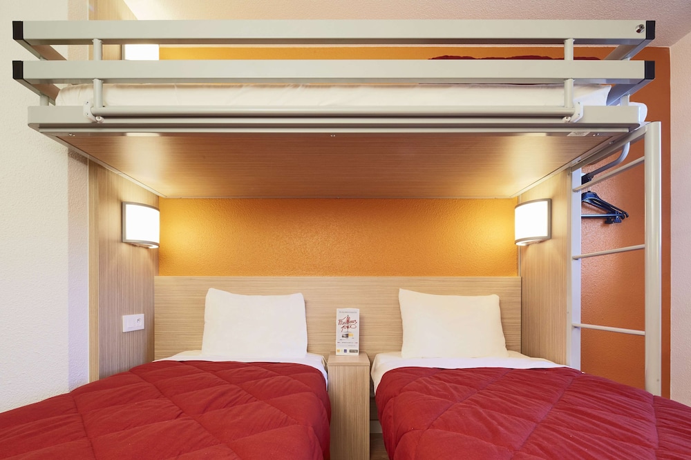 Standard Room, 3 Twin Beds photo 3