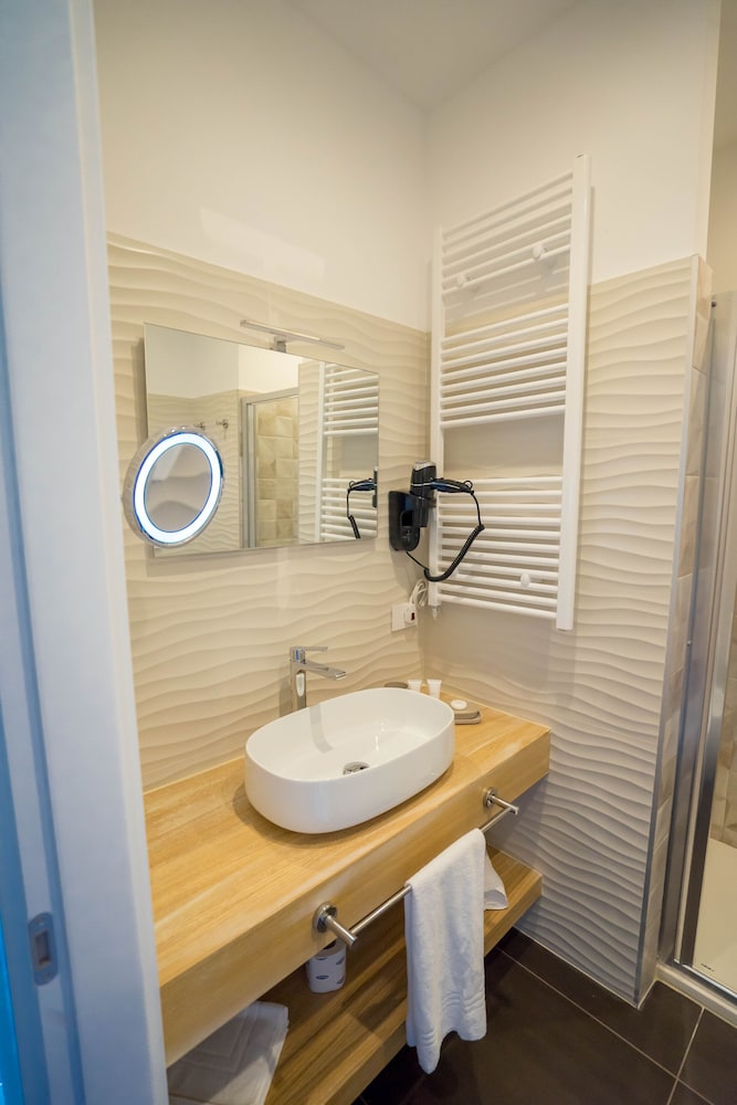 Deluxe Double or Twin Room - Photo 17