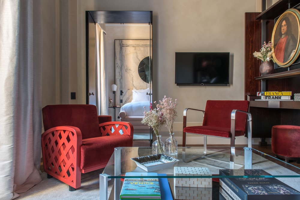 Standard Suite, 1 King Bed, Pool Access, City View