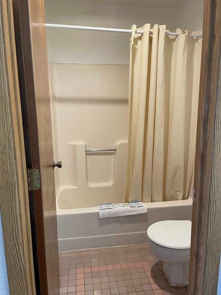 Standard Room, 1 Queen Bed, Refrigerator & Microwave photo 3
