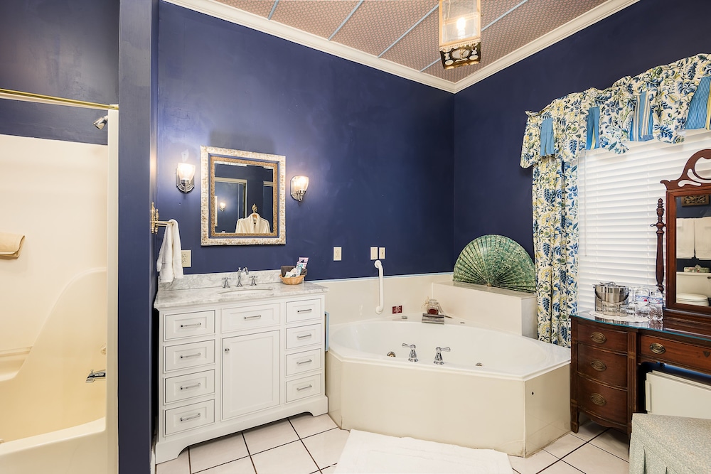 The Colonial King Suite photo 3