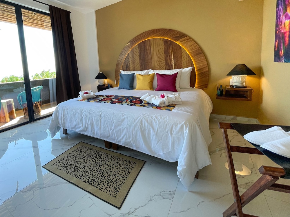 Luxury Room, Partial Ocean View photo 3