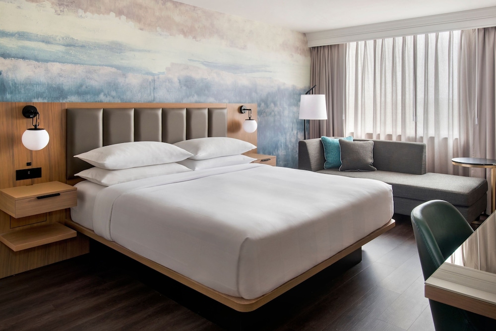 Club Room, 1 King Bed at Buffalo Marriott Niagara in Amherst