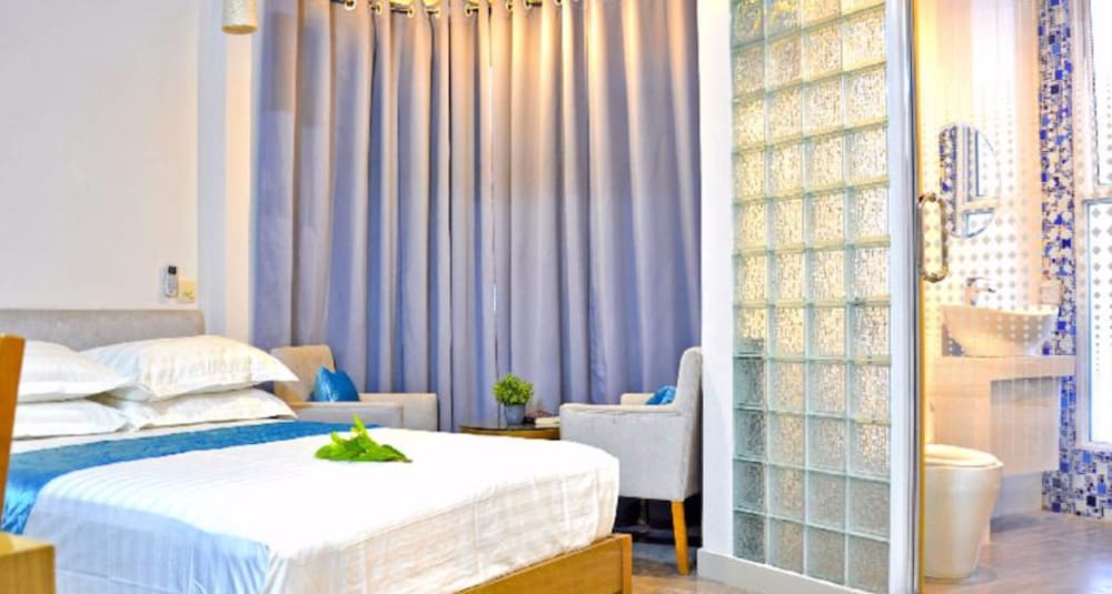 Deluxe Double Room, 1 King Bed photo 3