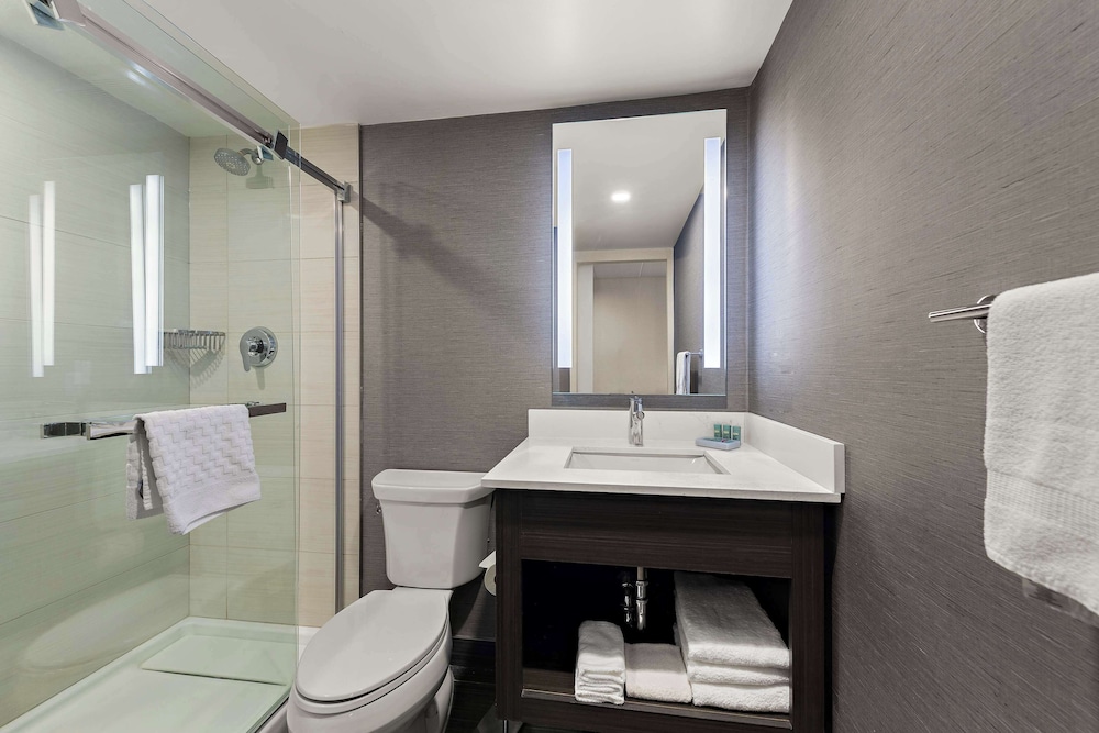 Standard Room, 1 Queen Bed, Non Smoking, Refrigerator & Microwave (Walk-in Shower) - Photo 4