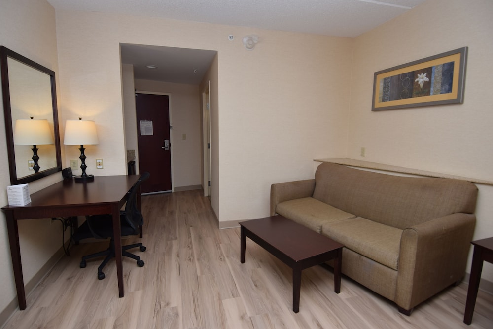 Executive Suite, Multiple Beds, Refrigerator & Microwave - Photo 2