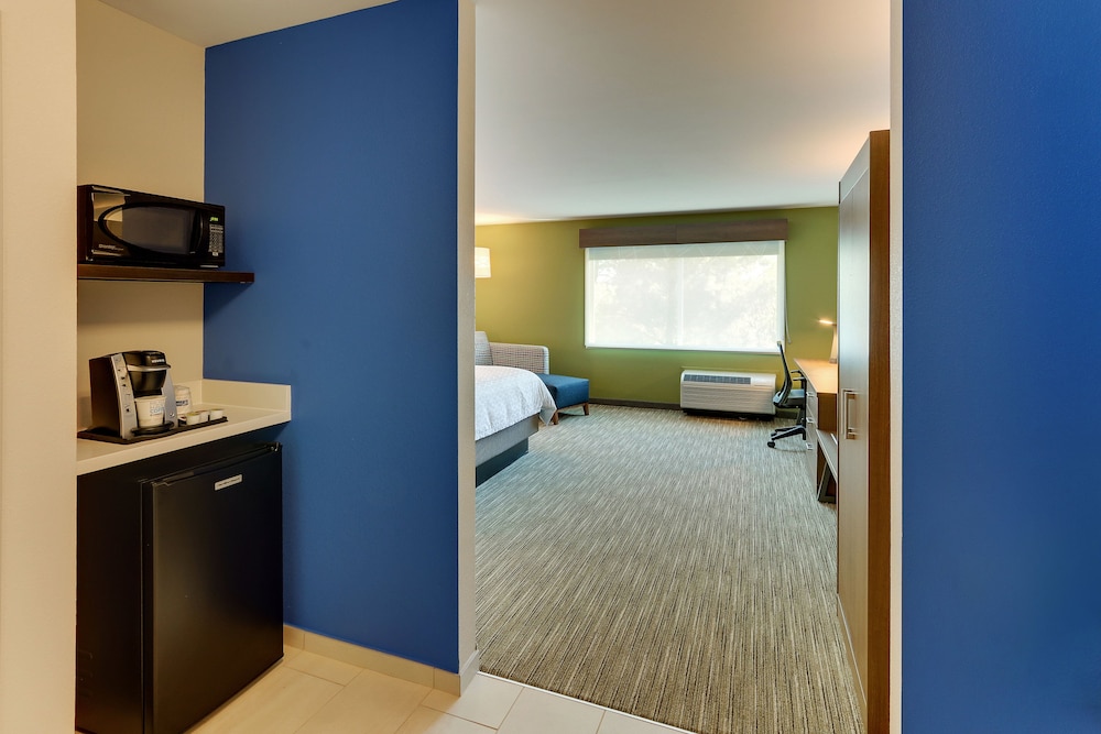 Room, 1 King Bed, Accessible (Roll-In Shower, Extra Floor Space) - Photo 10