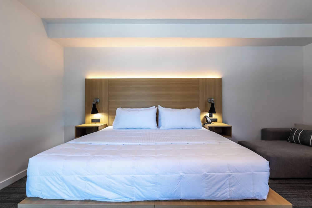 Deluxe Room, 1 King Bed, Non Smoking, Balcony - Photo 4