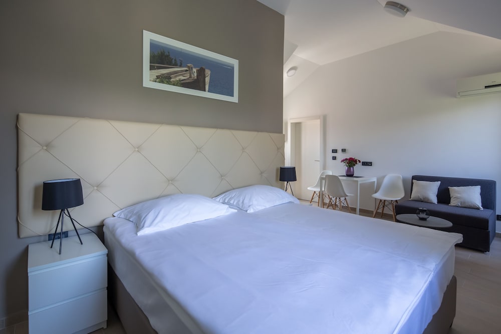 Studio Suite, Balcony, Courtyard View photo 3