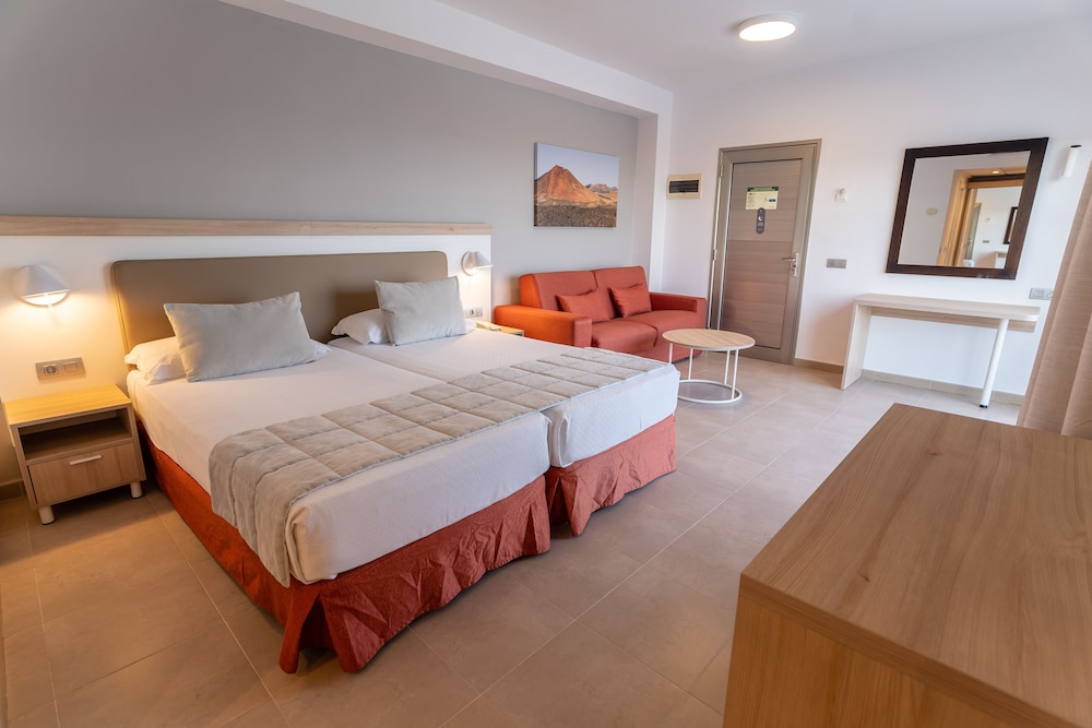 Superior Double Room thumbnail 5