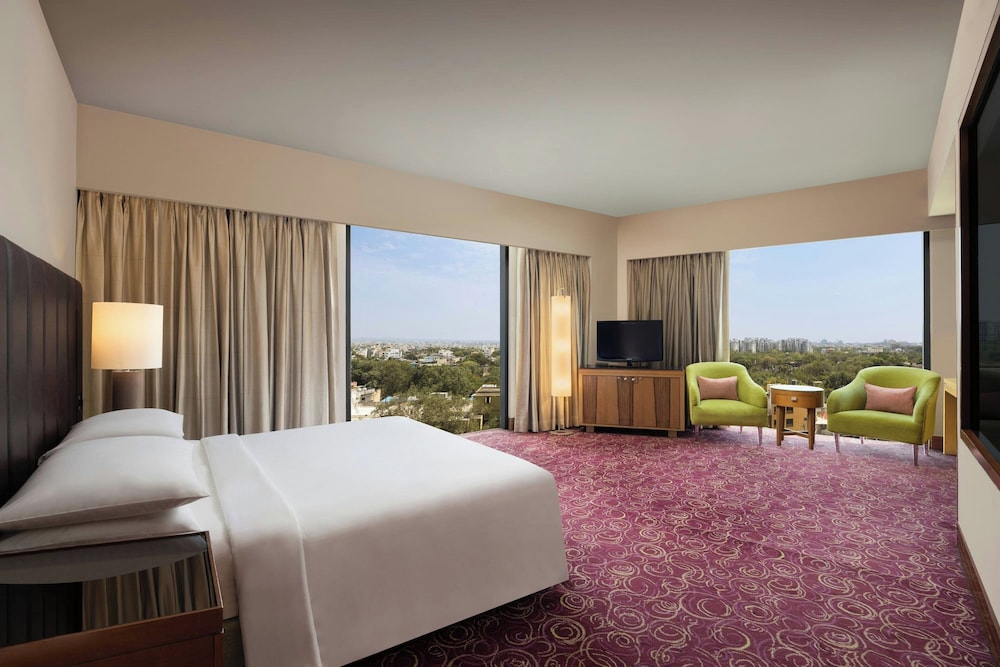 Premium Room, 1 King Bed - Photo 9
