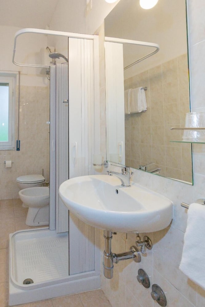 Classic Quadruple Room, Ocean View photo 2