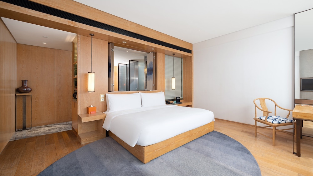 Standard Room, 1 King Bed, Lake View (140 Degree Lake View)
